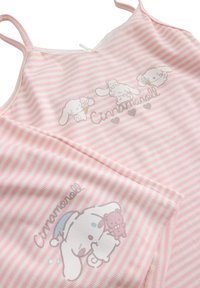 Σετ παιδικό με ροζ και λευκές ρίγες, αμάνικη μπλούζα και σορτς, με εκτυπωμένους χαρακτήρες κινουμένων σχεδίων Cinnamoroll και καρδιές στο ύφασμα.