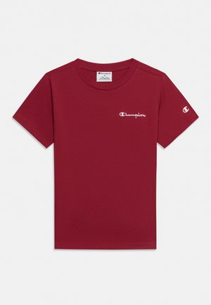 T-shirt Champion manches courtes couleur bordeaux avec logo blanc sur la poitrine et la manche, col rond et étiquette de taille à l'intérieur du col.