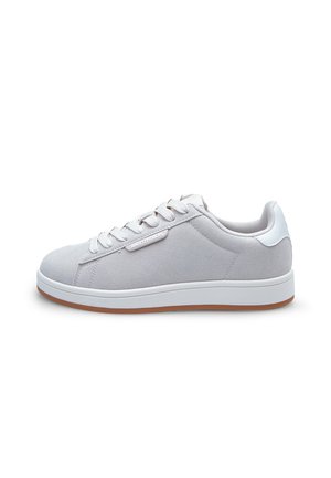 Sneaker scamosciata grigia chiara con tallone bianco, lacci piatti e suola in gomma testurizzata. Presenta un pannello laterale cucito e un dettaglio del logo.