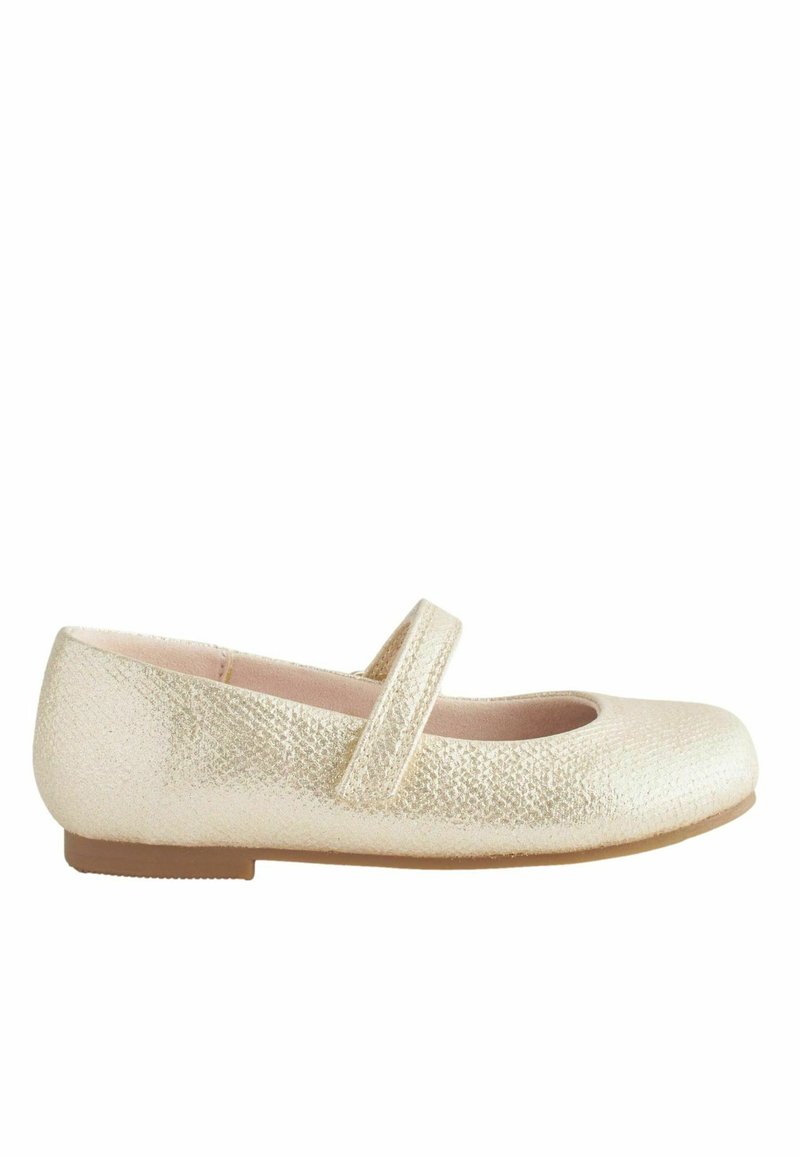 Zapato plano Mary Jane sintético dorado con un acabado texturizado, punta redondeada y una correa ajustable en el empeine. Tacón bajo y plano.