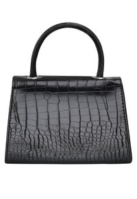 Zwarte nepleer handtas met krokodilstructuur, een gestructureerde vorm, korte handgreep, een gladde textuur en een minimalistisch ontwerp.