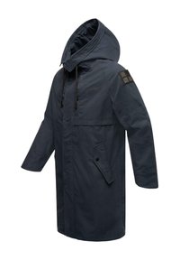 Parka impermeable azul con capucha, que cuenta con cierre de cremallera en la parte frontal, cordones ajustables y un parche en el hombro izquierdo. Incluye bolsillos laterales.