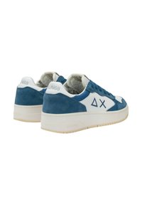 Blaue Wildleder-Sneaker mit weißen Lederakzenten, gepolstertem Kragen und einer dicken Gummisohle. Verfügt über ein Logo und ein geometrisches Design an der Seite.