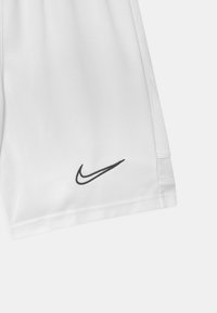 Nike Performance Pantalón corto de deporte - white