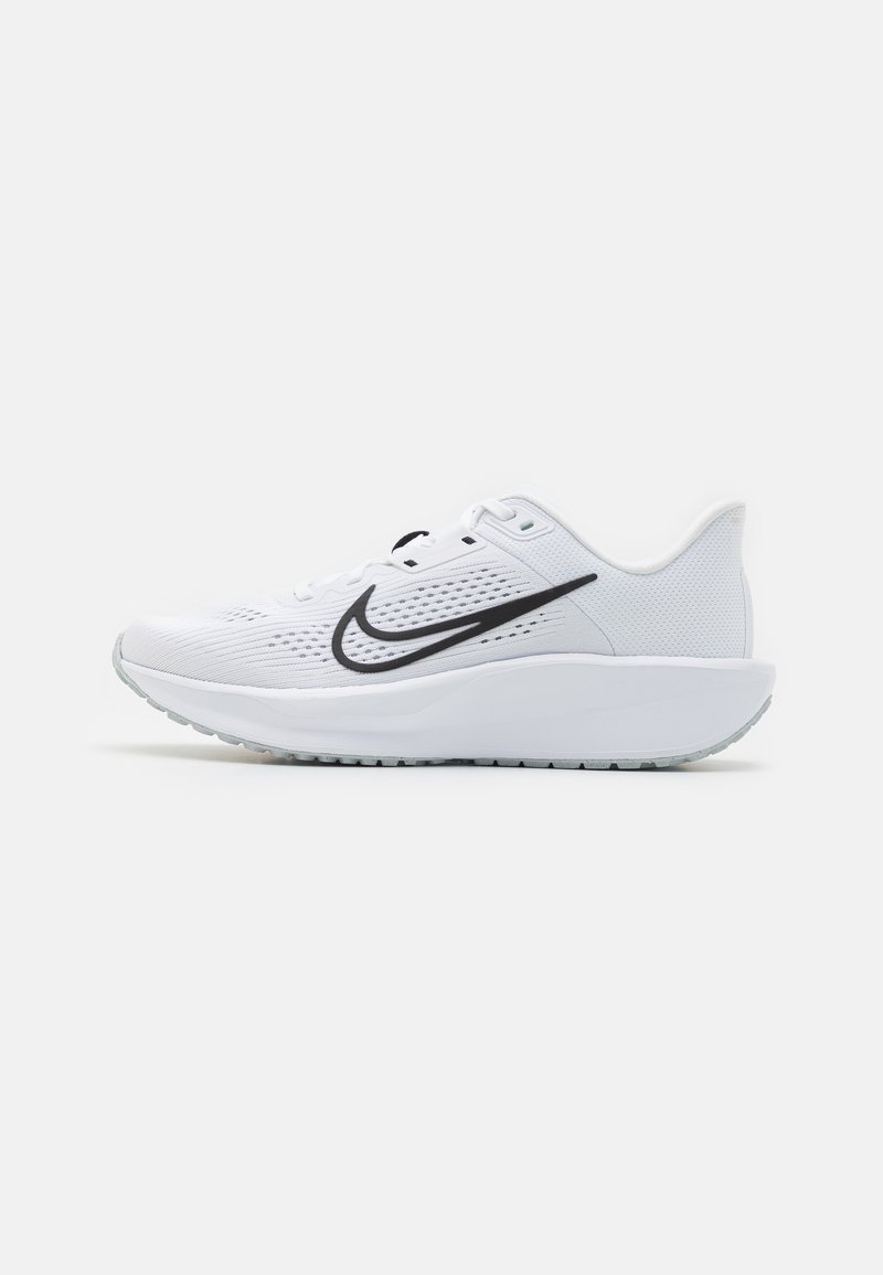 Bijela atletska cipela s mrežastim gornjim dijelom, podstavljenim ovratnikom i crnim Swoosh logotipom. Ima oblikovanu potplatu s teksturiranim đonom za bolje prianjanje.