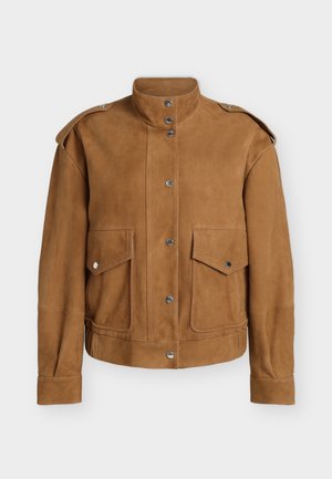 Veste en suède marron avec col montant, fermeture par boutons-pression, épaulettes sur les épaules et deux poches avant à rabat avec boutons-pression.