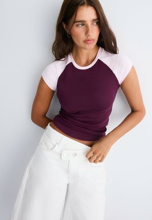 Stradivarius, SHORT SLEEVE RAGLAN T-SHIRT - T-shirt imprimé - dark purple