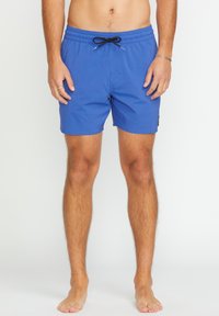 Shorts de bain bleus avec une taille élastique et un cordon noir, présentant un design simple et une poche latérale. Tissu lisse.