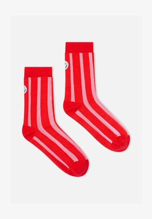 Czerwono-różowe skarpetki w paski z jednolitym czerwonym mankietem, z małym uśmiechniętym buźką przy kostce. Wykonane z miękkiego, elastycznego materiału.