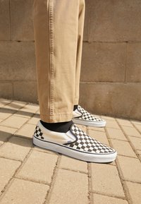 CLASSIC SLIP-ON - Chaussons - black/beige