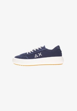 Zapatillas de lona navy con cordones blancos y suela de goma. Presentan bordes deshilachados, un logo triangular y un tejido texturizado para un estilo casual.