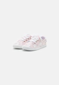 Sko med snøring i rosa og hvitt blonde-mønster, med et teksturert stoffoverdel og gummisåle, som har hvite lisser og subtil merking.