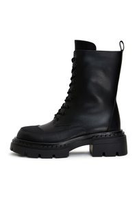 Zwarte leren enkellaars met een hoge schacht, veters aan de voorkant, getextureerde neuskap en een stevige rubberen zool met een uitgesproken profiel.