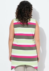 Mouwloze tuniek in gestreept patroon met groene, roze en witte kleuren. Heeft een gebogen zoom en een casual pasvorm met een zachte textuur.