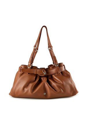 Bolso de cuero marrón con diseño blando, dos asas anchas, un detalle de cinturón alrededor de la parte superior y un sutil detalle de marca en el frente.