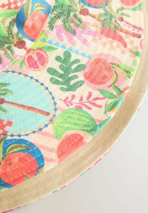 Tkanina z kolorowym wzorem owoców i liści na kremowym tle. Zawiera różowe i zielone akcenty oraz widoczne przeszycia na krawędzi.
