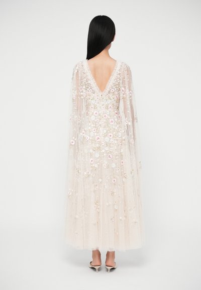 Dlhé, priesvitné, svetlej farby šaty s kvetinovou výšivkou, s výstrihom do V na chrbte a prúdiacimi rukávmi. Má vrstvový tylový textúru a jemné detaily.