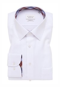 Witte blouse met moderne pasvorm. Heeft een gestructureerde kraag en een gemusterde manchetlijn in tinten van rood, blauw en wit. Knopensluiting.