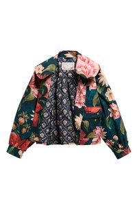 Ζακέτα με floral μοτίβο με μεγάλα ροζ, κόκκινα και λευκά λουλούδια σε πράσινο φόντο, με διπλωμένη εμπριμέ εσωτερική επένδυση και τσέπη με καπάκι μπροστά.