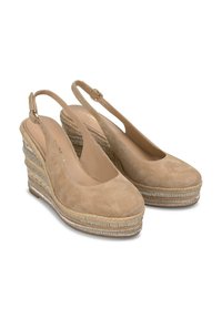 Beige suède wedge schoenen met een open teen en slingback ontwerp. Versierd met een gevlochten espadrille-stijl platform en een subtiele metalen accenten.