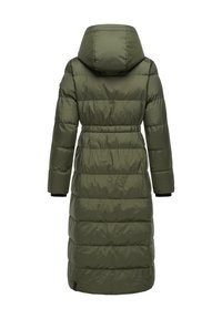 Lange olijfgroene pufferjas met een capuchon, elastische taille en ribgebreide manchetten. Kenmerkt zich door een gewatteerde textuur en een ontwerp tot halverwege de kuit.