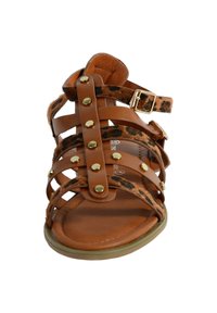 Sandalo in pelle marrone con accenti in stampa leopardata, multiple cinghie, borchie dorate e fibbia regolabile. Design open-toe con suola piatta.