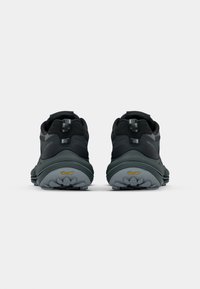 Zwarte wandelschoenen met een stevige uitstraling, een bovenwerk van mesh en synthetisch materiaal, en een grijze Vibram-buitenzool voor verbeterde grip.