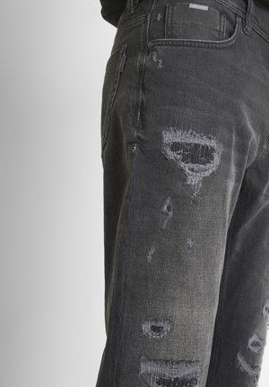 Zwarte denim jeans met versleten details, voorzien van uitgescheurde patches, een slim fit en een klassieke 5-pocket stijl. Contrasterende stiksels zichtbaar.
