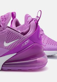 Nike Air Max-skor i lila nyanser, med ett ovandel av mesh, vadderad häl och genomskinlig luftdämpning i sulan. Utmärkande logotypdetaljer.