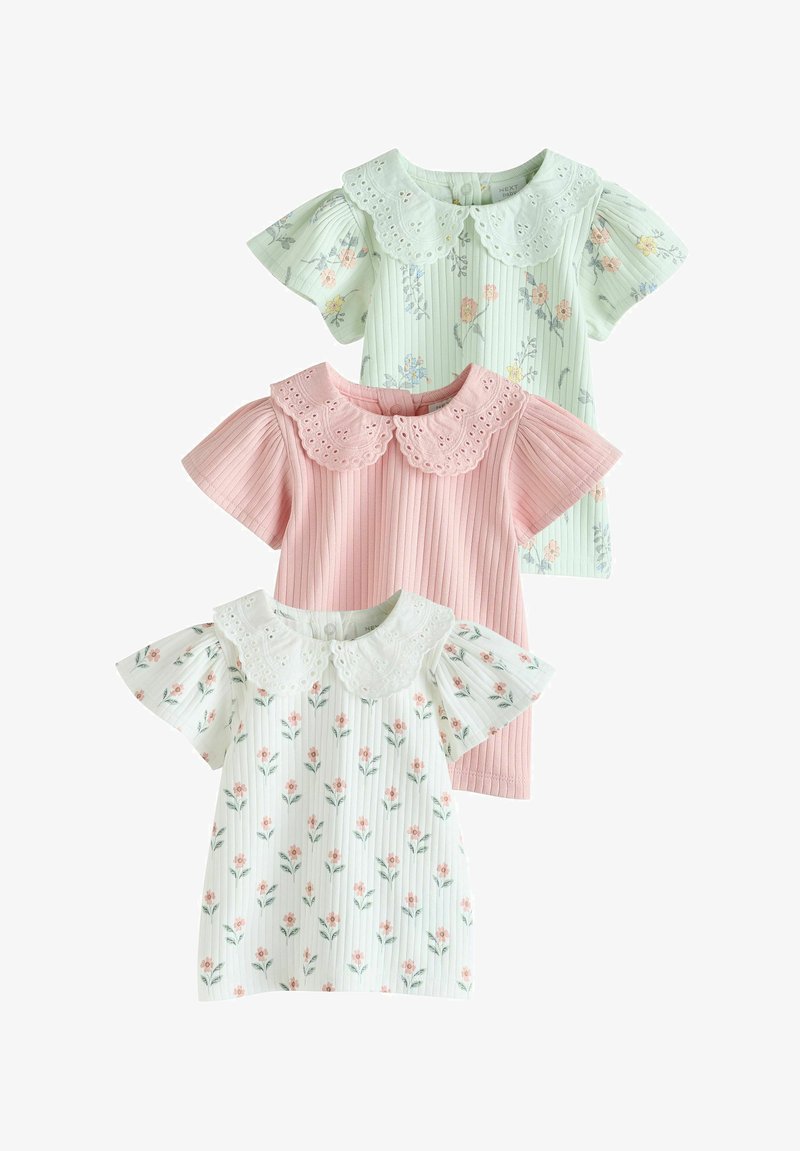 Trois robes pour bébé à manches courtes avec cols ajourés, tissu côtelé et motifs floraux pastel en vert, rose et blanc.