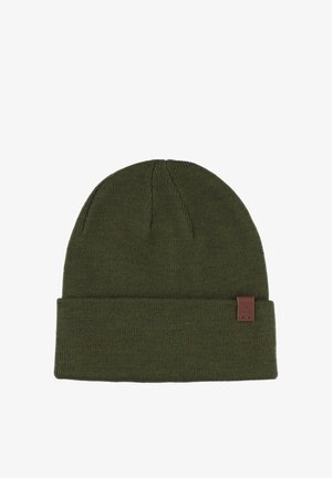 Strickmütze in dunkelolivgrün mit umgeschlagenem Bündchen und einem braunen Lederpatch. Weiche Textur und enganliegendes Design, geeignet für kaltes Wetter.