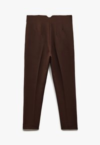 Bruine op maat gemaakte broek met een rechte snit, voorzien van voorplooien en een soepele textuur. De tailleband heeft een subtiele V-vormige detail aan de achterkant.