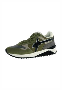 Sneaker verde e grigio con tomaia in suede testurizzato, dettagli bianchi, suola a zigzag e un grande logo a stella nera sul lato.