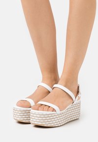Patrizia Pepe Sandály na platformě - beige