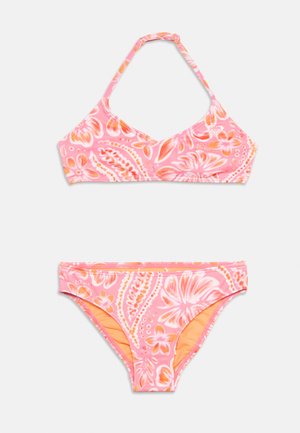 Maillot de bain deux pièces rose avec motifs floraux et cachemire orange et blanc, comprenant un haut à col licou et un bas assorti.