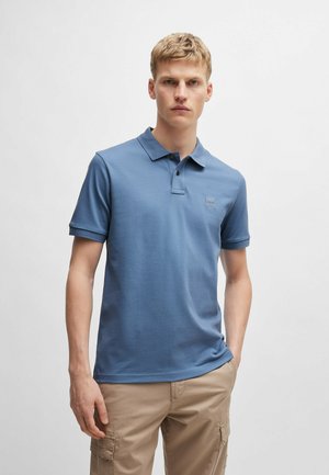 Blaues Poloshirt aus Baumwollmischung, mit klassischem Kragen, zwei-Knopf-Leiste und kleinem Logopatch auf der Brust.