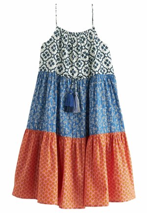 Robe sans manches à étages avec fines bretelles, haut imprimé floral blanc et marine, milieu bleu avec petits motifs blancs et bas orange.