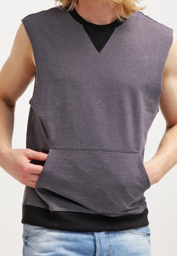 Sudadera sin mangas gris con un bolsillo delantero, diseño de escote en V y dobladillo negro. Fabricada con un tejido suave, presenta una textura lisa.