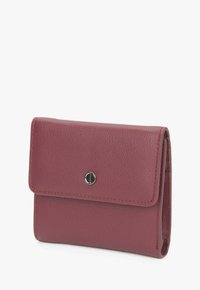 Burgundowa skórzana portmonetka o teksturowanej powierzchni, prostokątnym kształcie, klapce na zgięciu i srebrnym zapięciu na zatrzask.