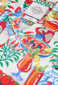 Camicia con stampa colorata con bottiglie di Tabasco, piatti di gamberi, peperoncini, cocktail Bloody Mary e verdure fresche.