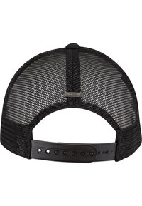 Svart mesh snapback caps med en solid svart brem, justerbar plastrem og et lite sølvlogo-merke på baksiden.