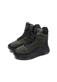 Sneaker alte di colore verde oliva scuro con superficie testurizzata, suole in gomma nera e sistema di allacciatura. Supporto rinforzato per la caviglia visibile.