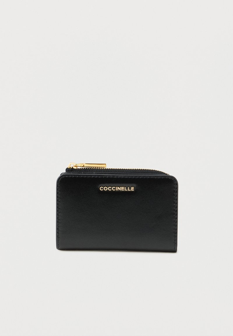 Juodas odinis piniginė su lygiu paviršiumi, puošta auksiniu logotipu ir užtrauktuko detalėmis. Kompaktiškas stačiakampio formos dizainas, tinkamas monetoms ir kortelėms.