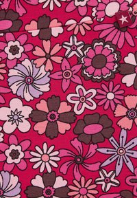Material floral cu un fundal roz și roșu, împodobit cu diverse modele de flori în nuanțe de roz deschis, maro închis și lavandă.