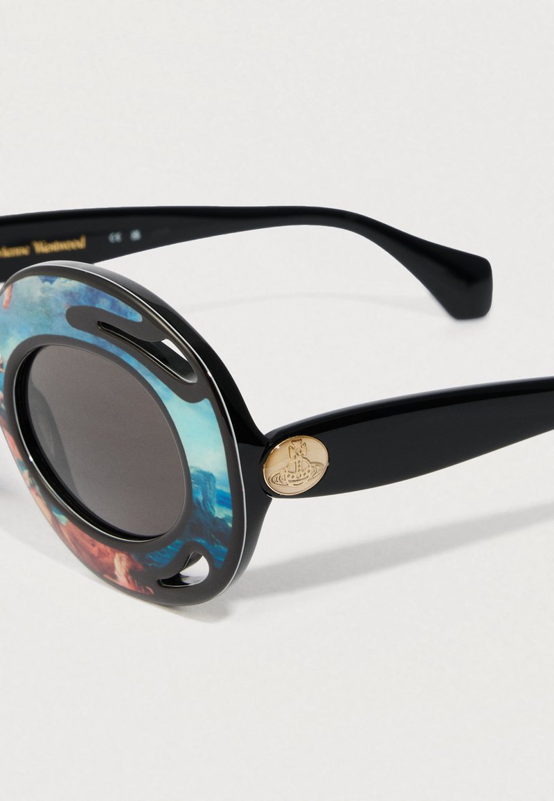 Schwarze ovale Sonnenbrillen mit dunklen Gläsern, dekorativen mehrfarbigen Rahmenakzenten und kleinem goldenen Emblem am Bügel.