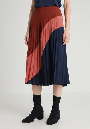 Plissé midi-rok met een colorblock-ontwerp in marineblauw en roestkleur, gemaakt van lichtgewicht stof met een gladde textuur en een elastische tailleband.