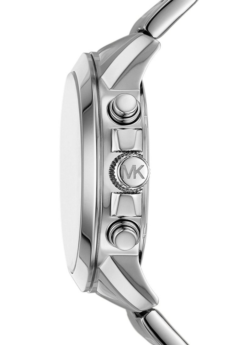 Montre en acier inoxydable argenté avec un boîtier rond, des poussoirs texturés, un logo sur le côté et une finition polie. Liens accentués sur le bracelet.