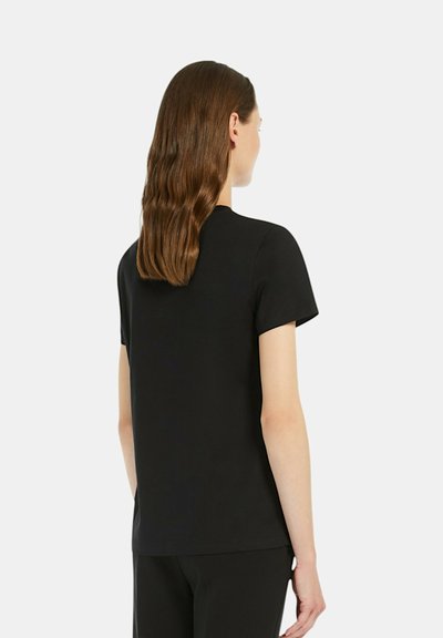 Top nero a maniche corte con taglio dritto, texture liscia e scollatura rotonda. Presenta un design semplice senza motivi o accenti visibili.