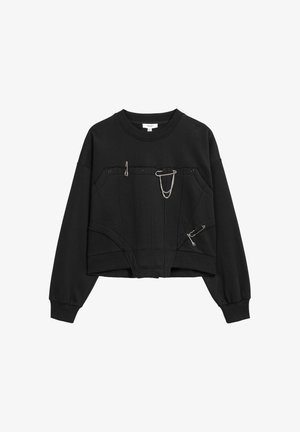 Sweat-shirt noir court avec un corsage structuré, évoquant des accents métalliques et des détails en chaîne, fabriqué en tissu doux et texturé.