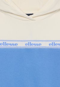 Felpa cappuccio azzurro chiaro e crema con cordino, caratterizzata da una fascia orizzontale con il logo "ellesse" in blu. Tessuto morbido e superficie liscia.